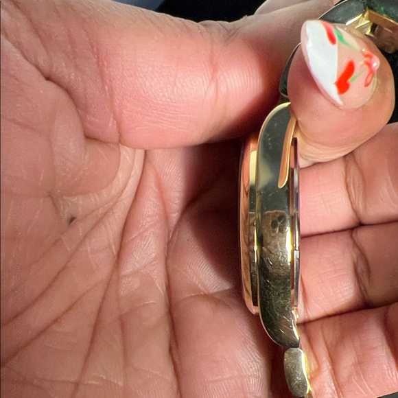 Michael Kors Elegant Gold and Black Timepiece - Picture 5 of 5